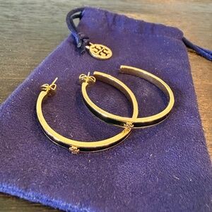 TORY BURCH BLACK AND GOLD KIRA ENAMEL HOOP EARRINGS